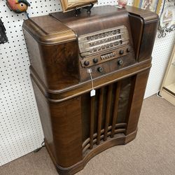 Vintage Montgomery Ward Console Radio