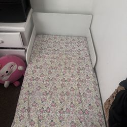Toddler bed 