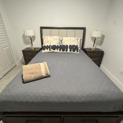 Queen bed set with nightstands, lamps and mattress. Juego completo de cama, mesas, lamps, colchón