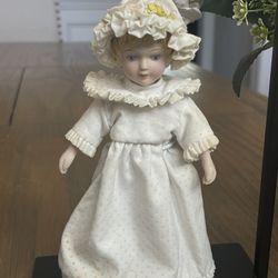  Vintage Porcelain Doll 7” 1985 Avon Dress Hat Stand Collectible