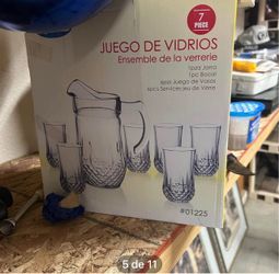 Jarra con. Sus vasos nuevos
