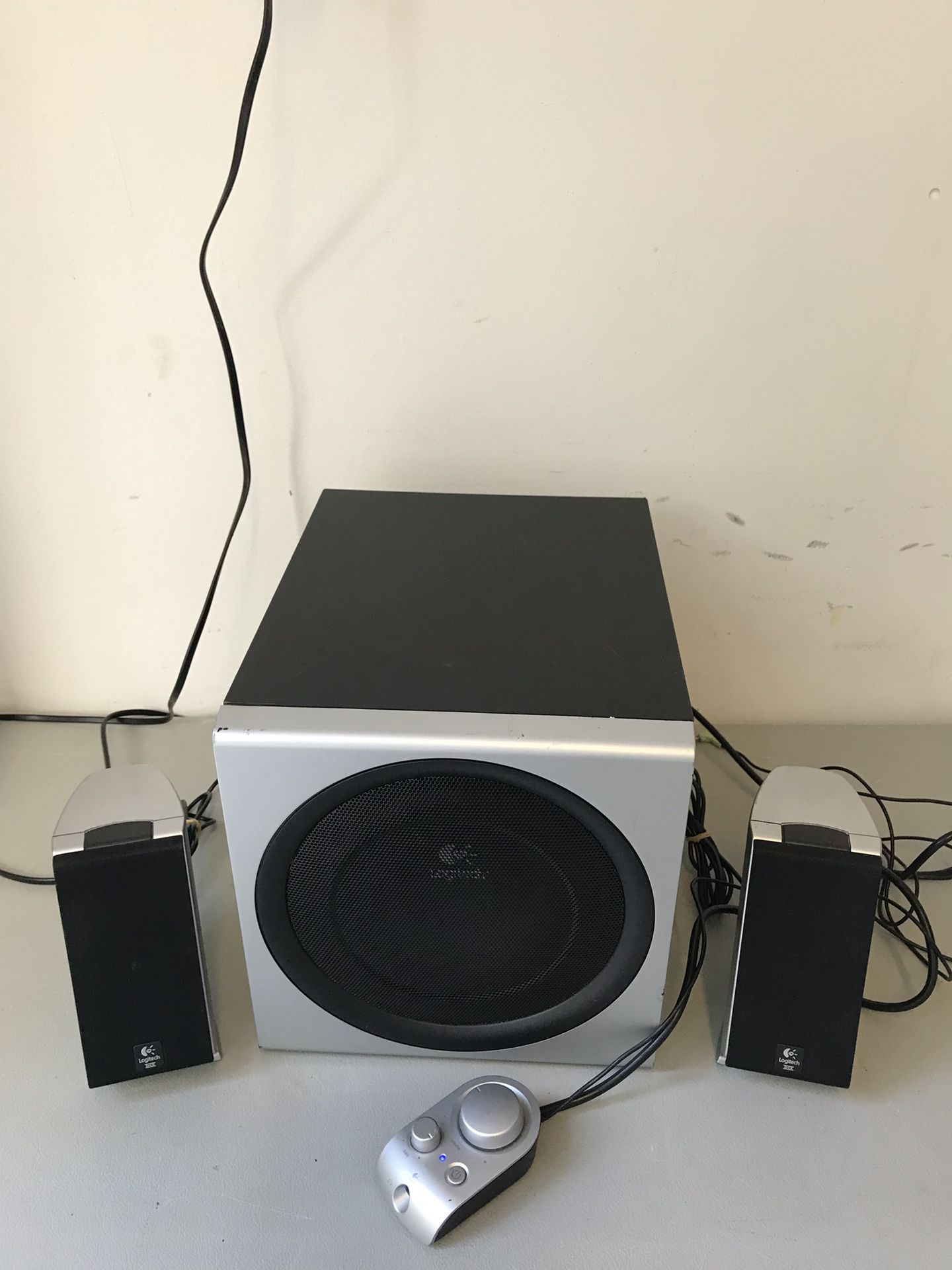 Logitech Z-2300 Computer Speakers System THX Certified Quality Bass