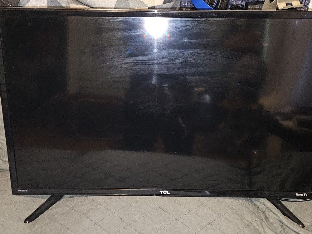 TCL Roku TV 32" TV With Peerless Wall Mount