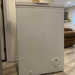 Insignia Chest Freezer 3.5 cu.ft (Used, Excellent Condition) (Free delivery)