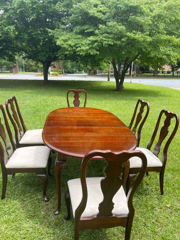 Queen Anne Style Dining Table With 6 Chairs