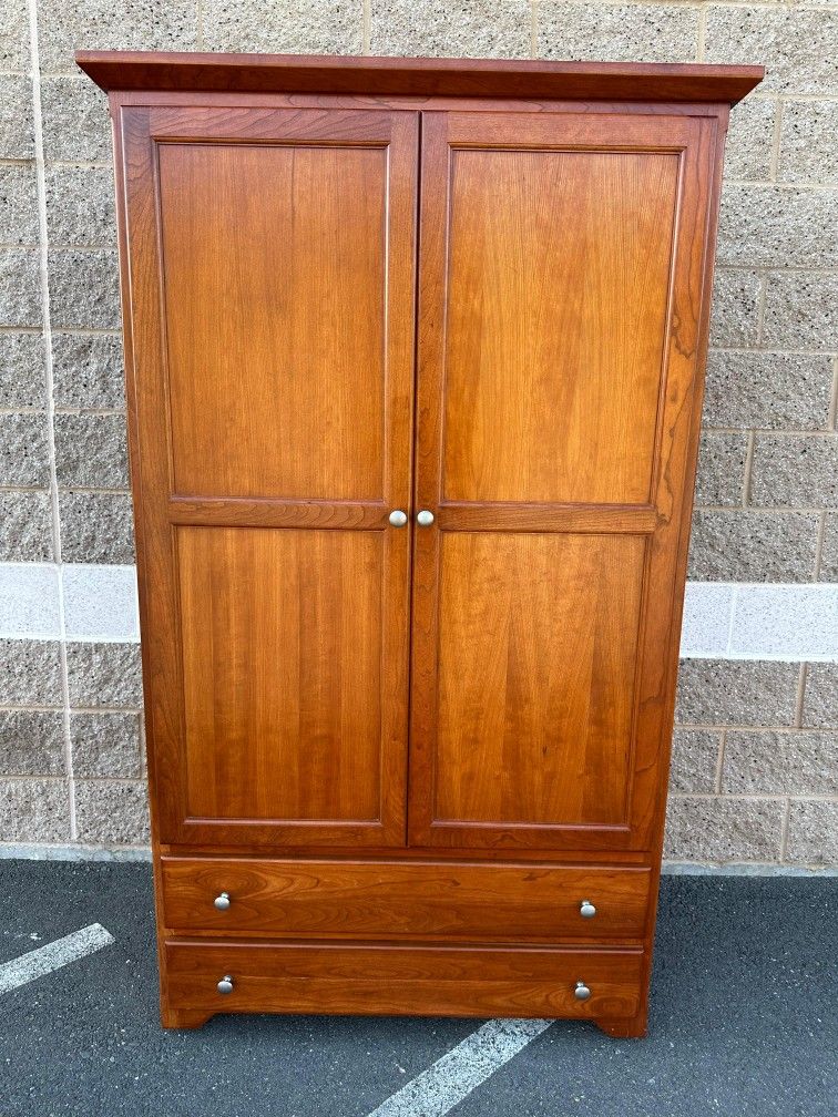 Beautiful armoire, wardrobe like new / hermoso ropero, armario como nuevo con palo para colgar ropa