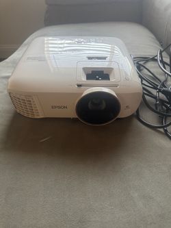 Epson Home Cinema 2150 Projector with Projector Screen