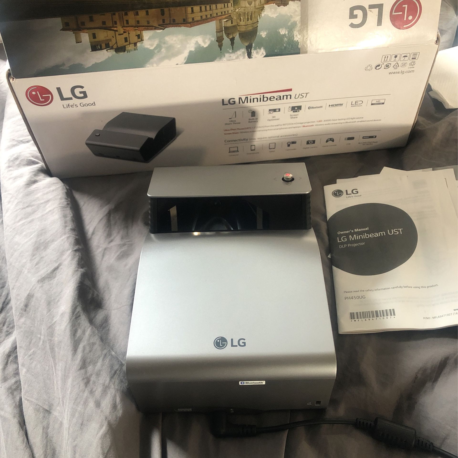 LG PH450UG Portable LED Ultra Short Throw Projector 
