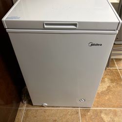 Midea MRC04M3AWW Freezer Chest (Convertible to Fridge) - Brand New - Never Used