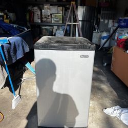 Magic Chef 4.4 cu. Mini Refrigerator