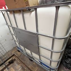 Water Containers 275 Gallons Metal Cage Has A Valve