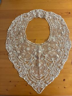 Vintage lace collar