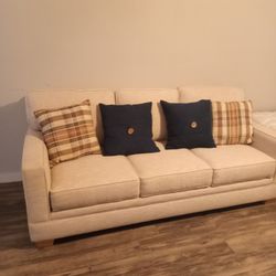 New Couch With 4 Pillows Good Condition 