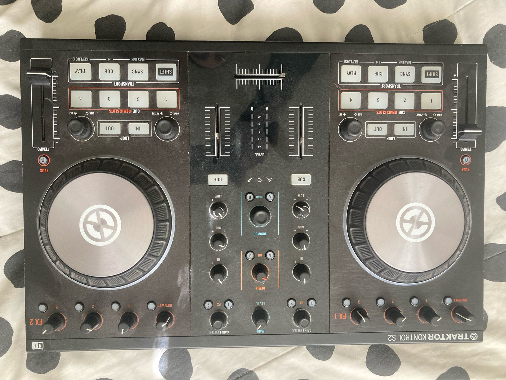 Native instruments Tracktor Kontrol S2 DJ Controller
