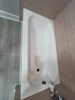 White Alcove Bathtub