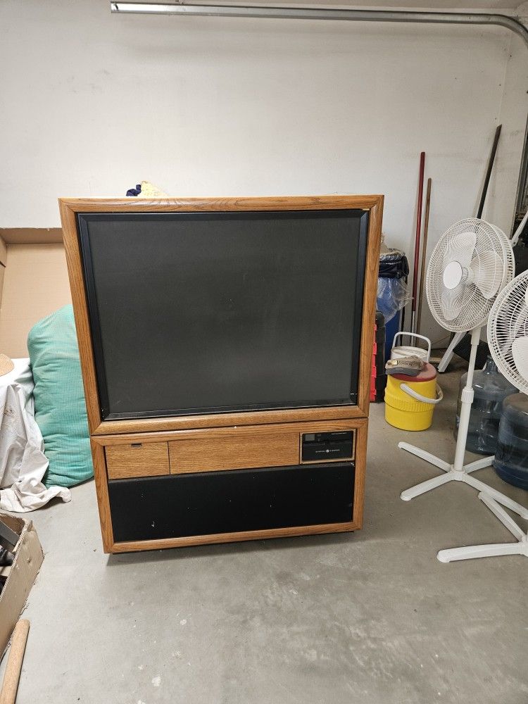 Rear Projection Tv. Works. Real Oak