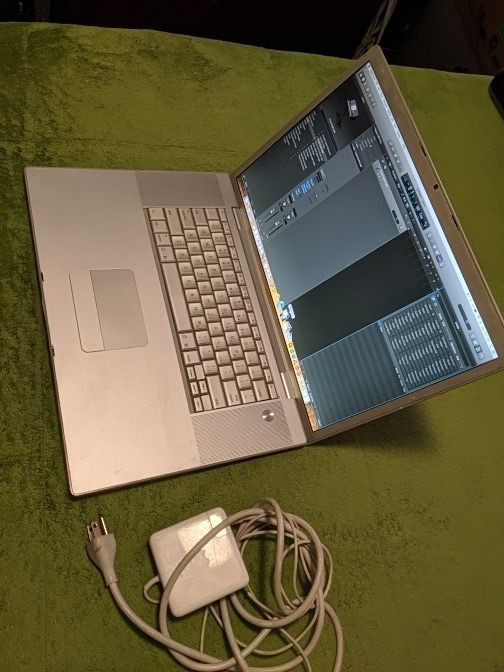 MacBook Pro 17-inch /1TB HardDrive/ 4GB Memories