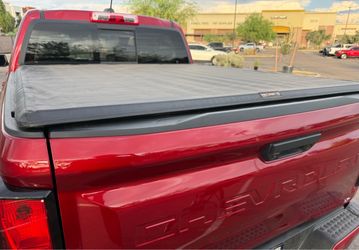 Chevy Colorado Bed Cover.  Chevy Colorado Truck Bed Cover.   Chevy Colorado.  Chevy Colorado parts.  Truck bed cover.