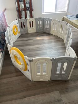 Adjustable and foldable baby play pen