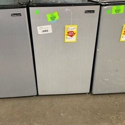 Magic chef mini fridge 3.5 ft.³HMR330SEE  IV