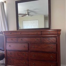 Dresser With Mirror 