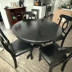 Dining Room Table / Chairs