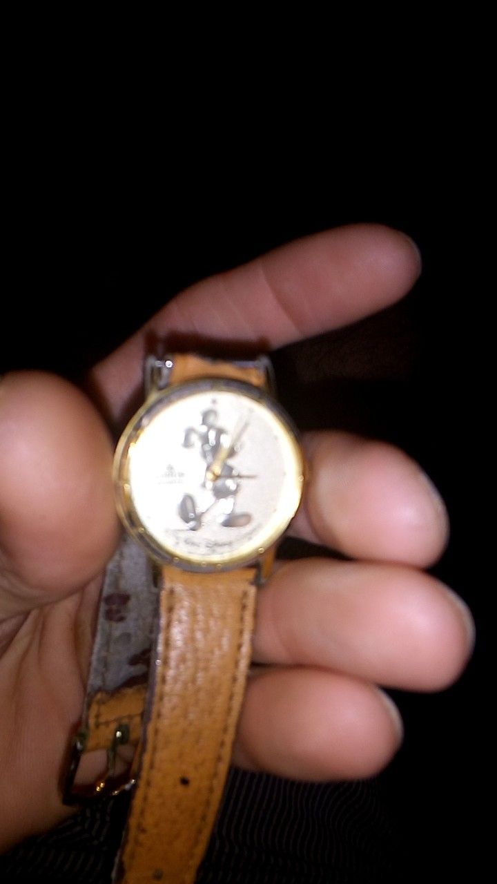80's'walt Disney lorus gold watch