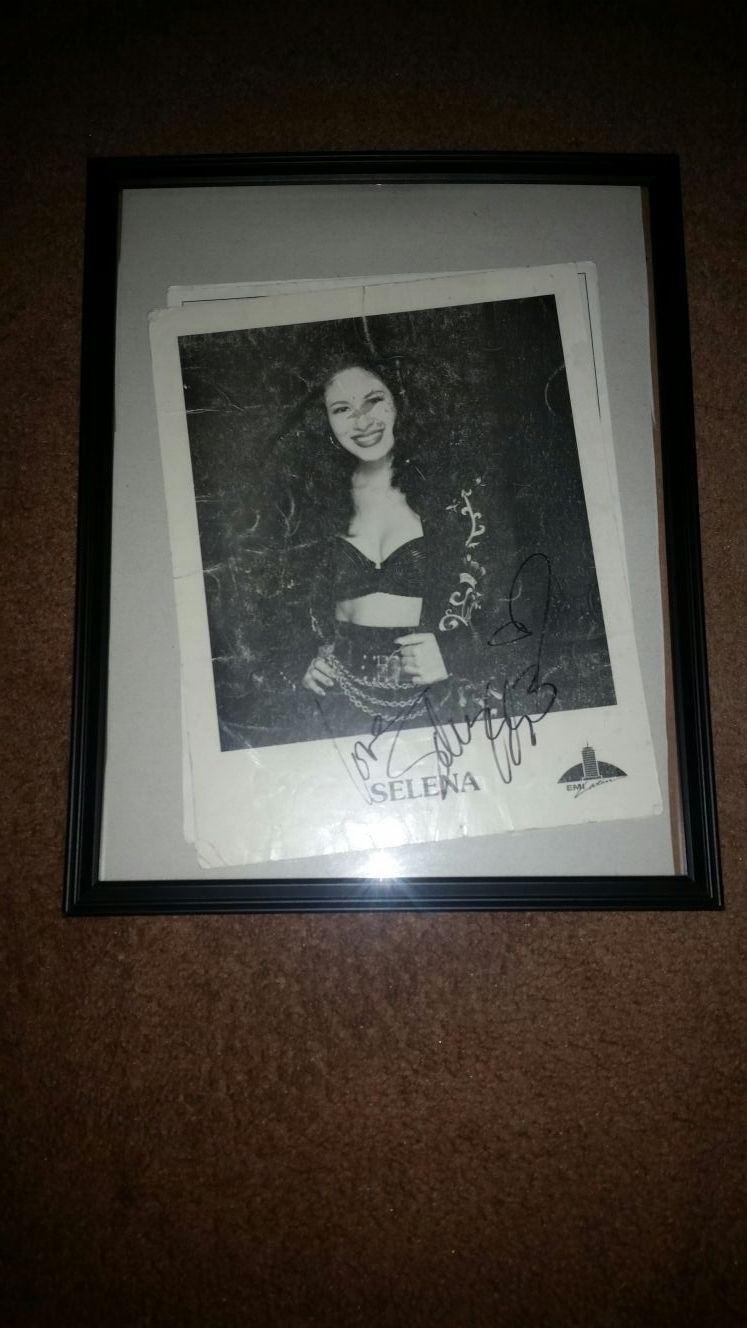 SELENA QUINTANILLA AUTOGRAPHED PICTURE FRAME