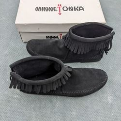 Minnetonka Black Moccasin Boots Size 8