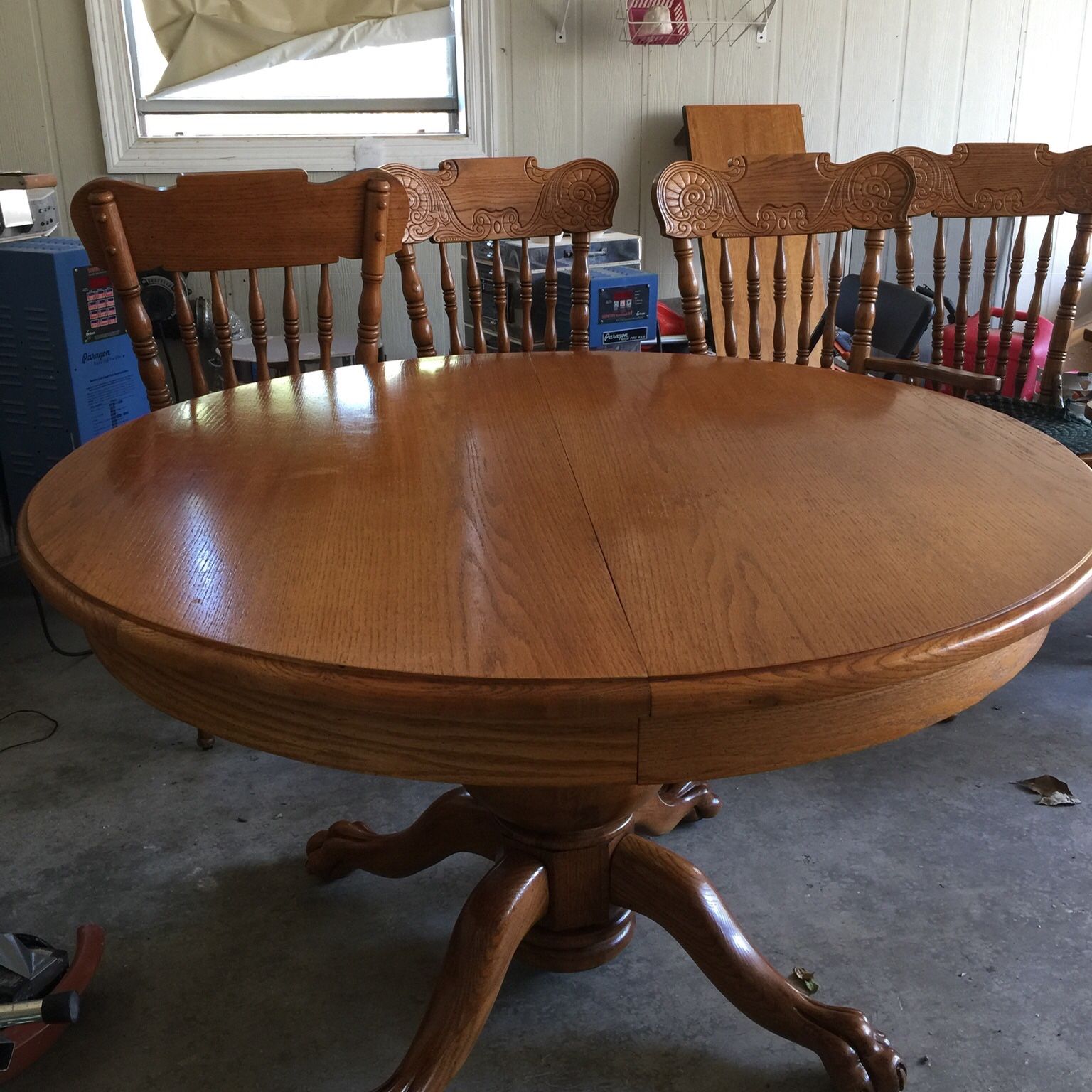 Pulaski Oak dining table With Claw Feet and 6 chairs 1 Leaf Makes It Oval