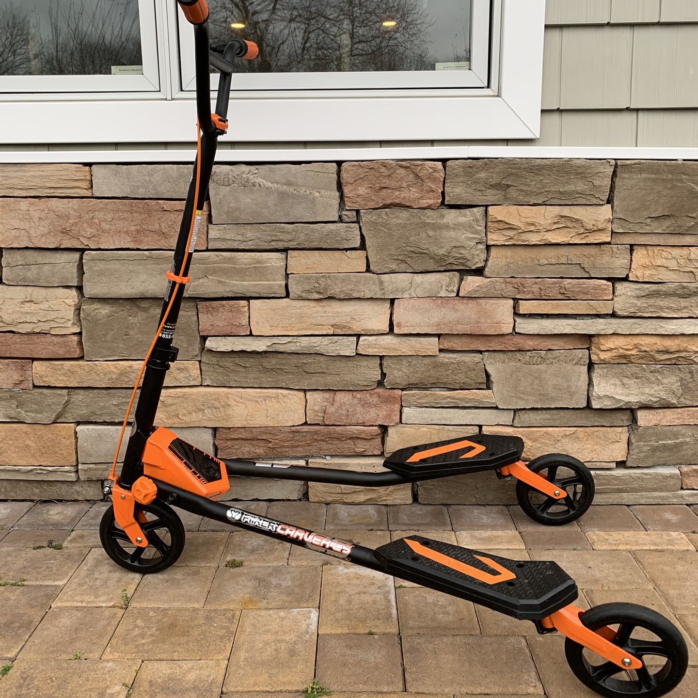 Yvolution Y Fliker Carver C5 Wiggle 3-Wheel Kick Scooter Flicker