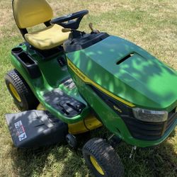 John Deere Lawnmower 