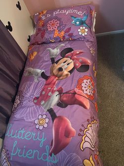 Toddler bed (mattress & comforter)included)