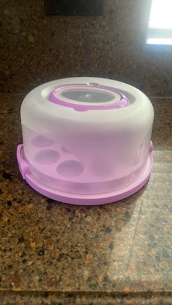 Cake carrier with handles
