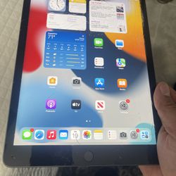 iPad 7th 32gb Cracked Screen. Working Excellent 