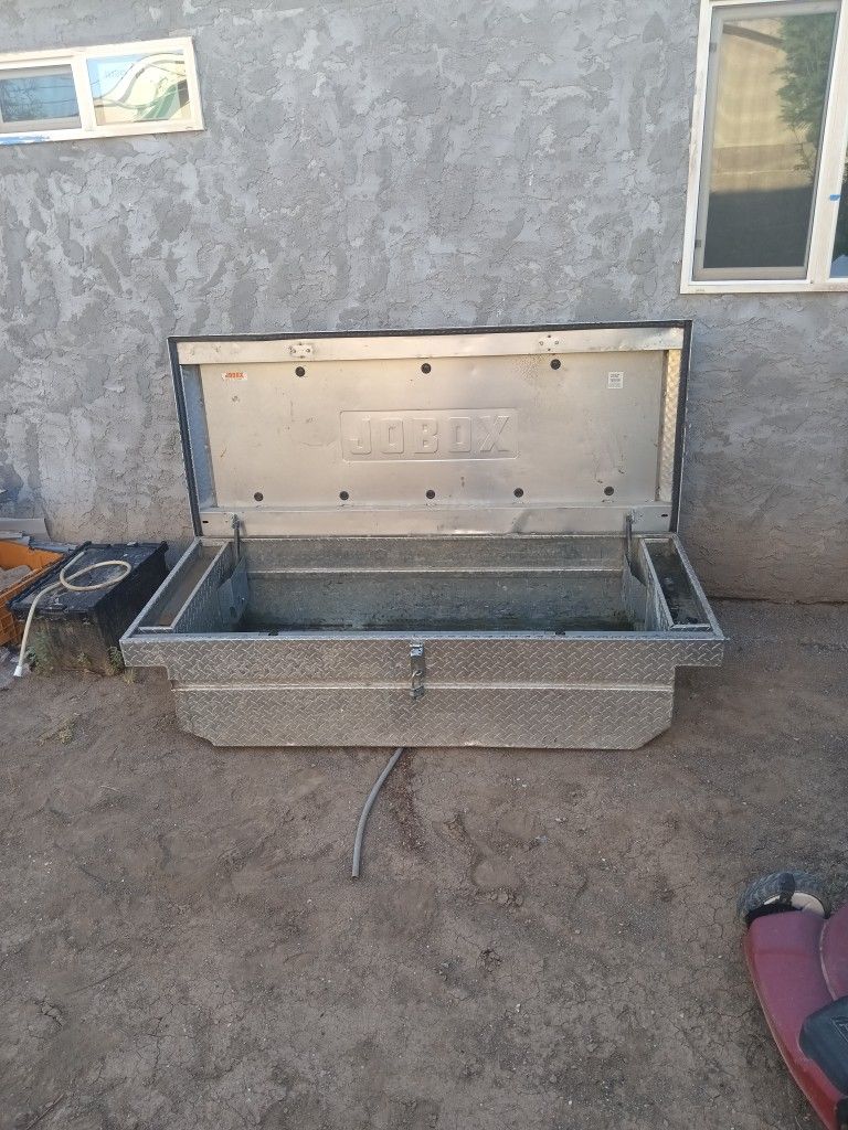 Full Size Crescent Jobox Crossed Toolbox