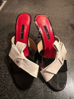 Size 39 or 8 US Carolina Herrera Heels For Sale!