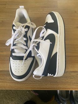 Nike shoes.  Size 5Y or 6.5 women’s.  LIKE NEW!