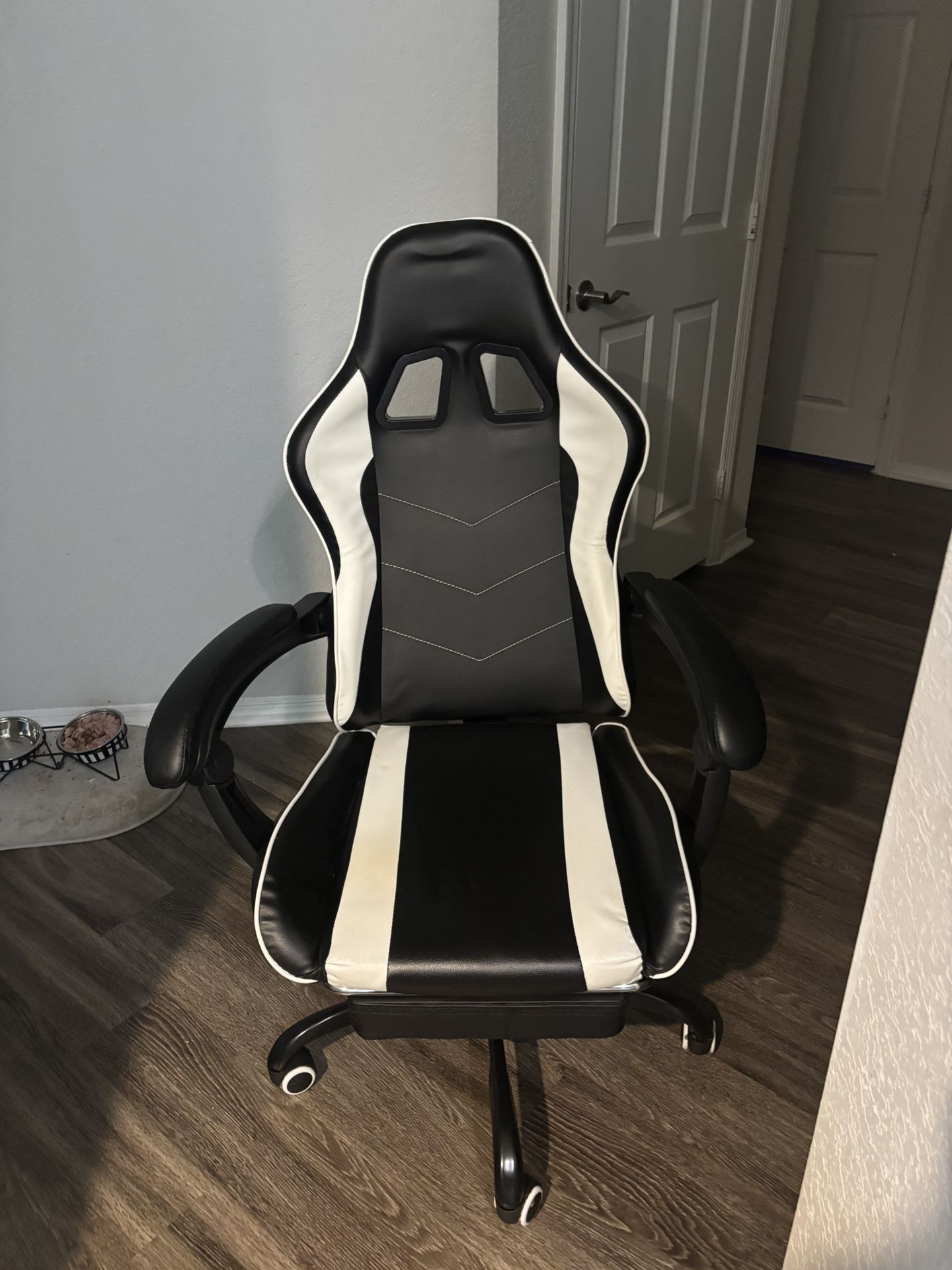 Gaming chair like brand new
