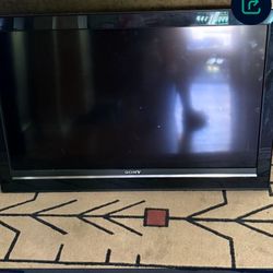 Sony Bravia 40" LCD Color TV.  model KDL-40V3000 plus Remote control and wall bracket.
