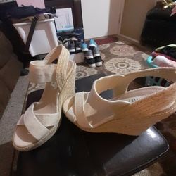 Very Nice Pair Ladies Tan High Wedged Heel Dress Shoe