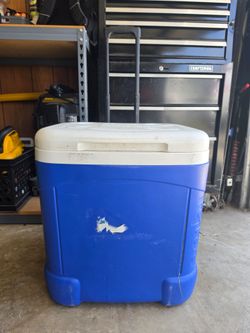 IGLOO  cooler. With wheels extended handle.
