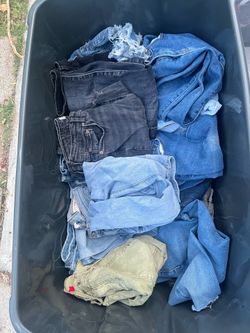 Lots of almost new jeans, sizes are a few size 0, mainly size2,3. Brand names including Hollister, fashion nova, guess, Levi’s, vintage brands, Zara, 