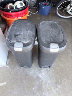 2 Free Hefty kitchen trash cans - 13 gallon