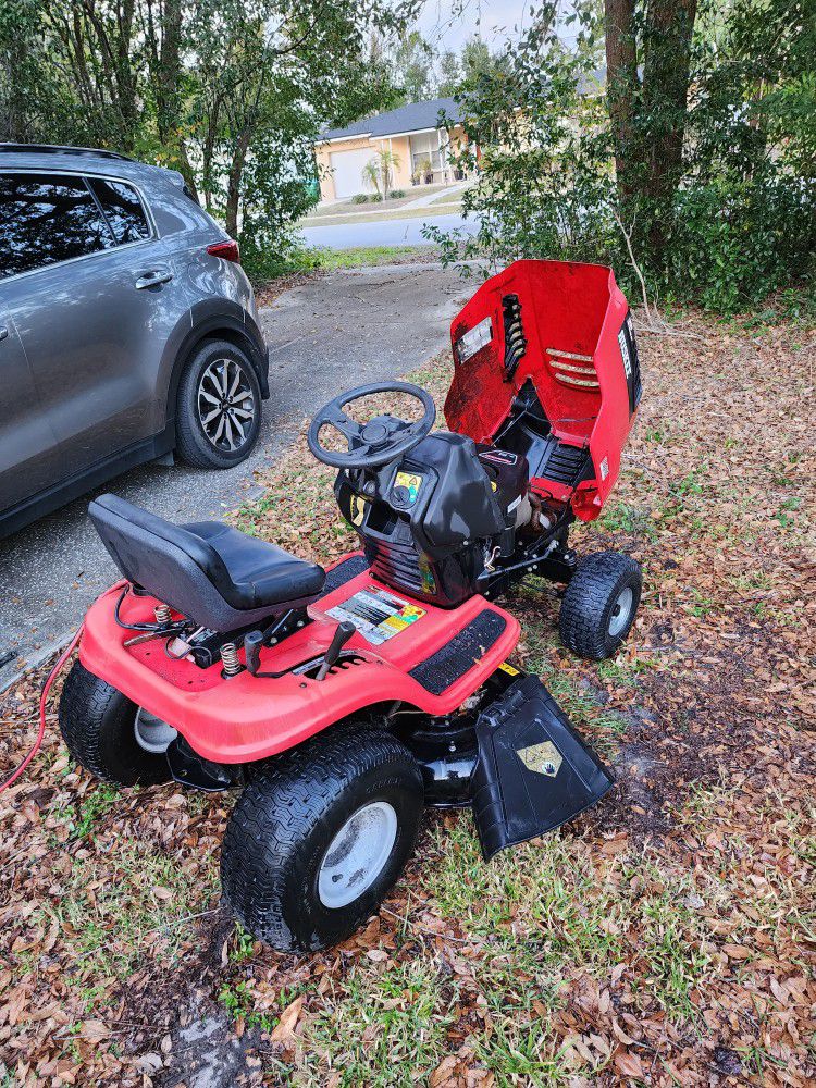 Very Well Kept Huskee 7 Speed Riding Lawn Mower