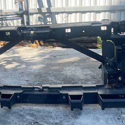 Land Rover radiator support ( soporte de  radiador)