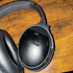 Black Bose Headphones With Case
