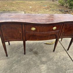 Henredon 18th Century Portfolio Federal style mahogany serpentine-front sideboard