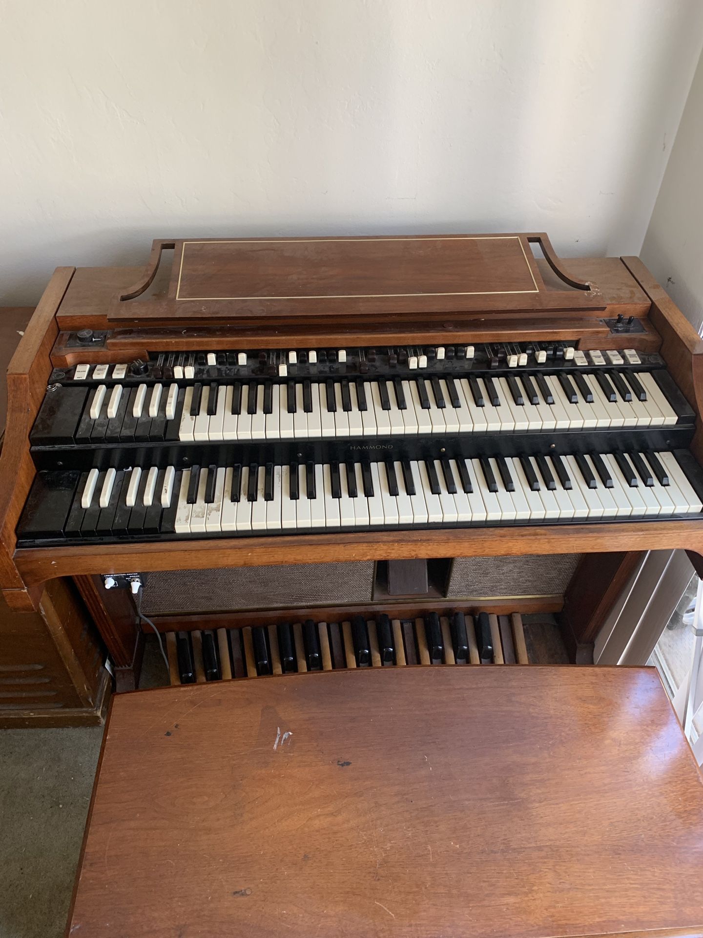 This is an older Hammond A100,