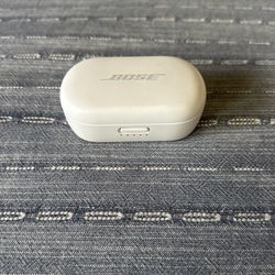 Bose Quiet Comfort Ear Buds W/ Charging Case